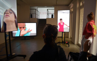 Besuch EMOJI-BOT [Du{think}BTTR_off_alleine?] von Zander Porter in der ACUD Galerie