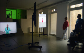 Besuch EMOJI-BOT [Du{think}BTTR_off_alleine?] von Zander Porter in der ACUD Galerie