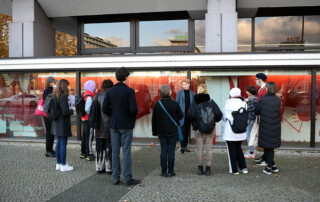 Besuch DIENSTAG BIS SONNTAG von Anne Speier & HOW A TREE DIES von Vera Young bei Efremidis
