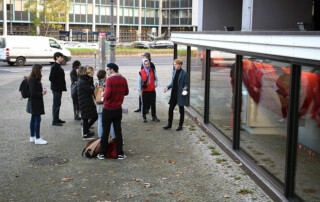 Besuch DIENSTAG BIS SONNTAG von Anne Speier & HOW A TREE DIES von Vera Young bei Efremidis
