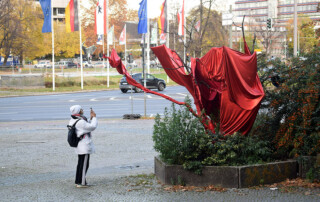 Besuch DIENSTAG BIS SONNTAG von Anne Speier & HOW A TREE DIES von Vera Young bei Efremidis