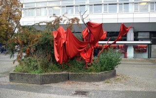 Besuch DIENSTAG BIS SONNTAG von Anne Speier & HOW A TREE DIES von Vera Young bei Efremidis