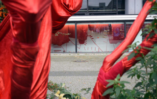 Besuch DIENSTAG BIS SONNTAG von Anne Speier & HOW A TREE DIES von Vera Young bei Efremidis