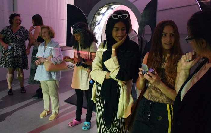 Besuch LUNA KINO von Pauline Curnier Jardin, UTILITY FOR THE SOUL von Aleksandra Kasuba & HAY CUERPOS CANSADOS POR EL VIAJE QUE BUSCAN ENRAIZARSE von Sofía Salazar Rosales bei ChertLüdde